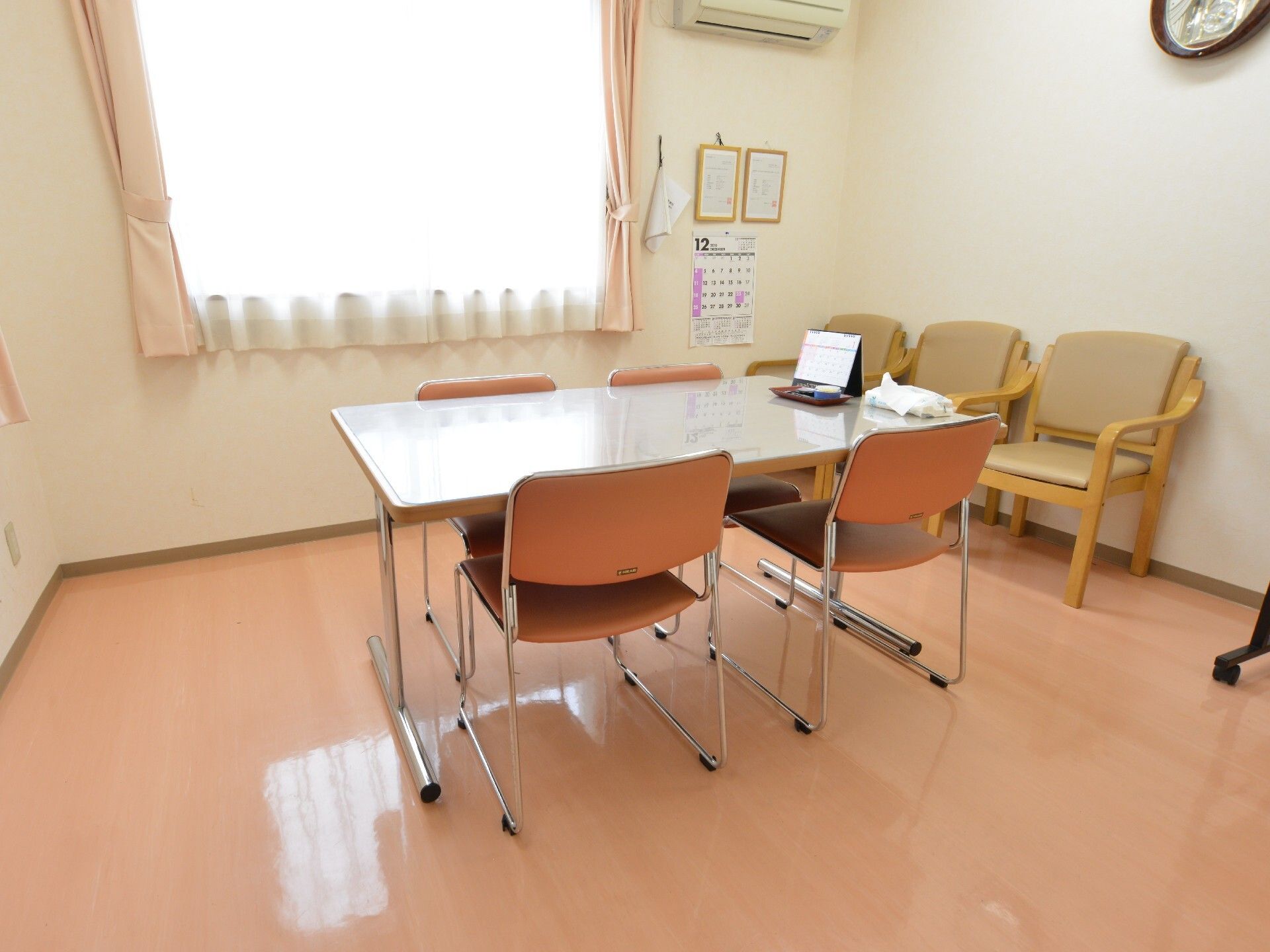 暖色系でまとめられている応接室は施設の1階にあります。窓からあたたかな日差しが入る落ち着いた部屋で面会ができます。