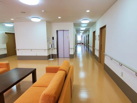 2階エレベーターホールと共用居間（西側）