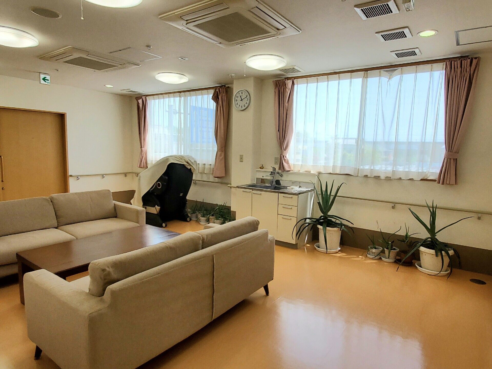 浴室は広く、照明が多くて明るい。壁には転倒防止用の手すりが全面的についている。浴槽には介助用の機器が設置されている。