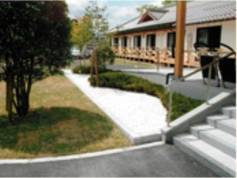 広々した敷地に木々が植えられ、芝生も完備している。緑ある空間を意識しており、気軽に散策を楽しむことができる。