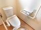 バリアフリーのトイレ設備が整った空間
