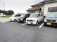 介護施設の外観と駐車場