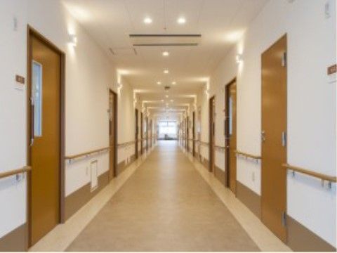 「パレス三萩野（サービス付高齢者向け住宅）」の廊下。歩行者にも車いす利用者にも使いやすいゆとりある構造。