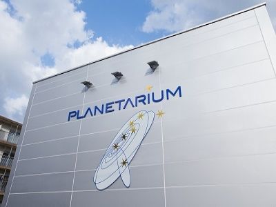 「パレス三萩野（サービス付高齢者向け住宅）」の外観。プラネタリウムを併設している。