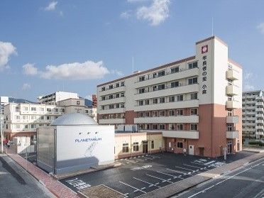 「パレス三萩野（サービス付高齢者向け住宅）」の外観2。駐車スペースがある。