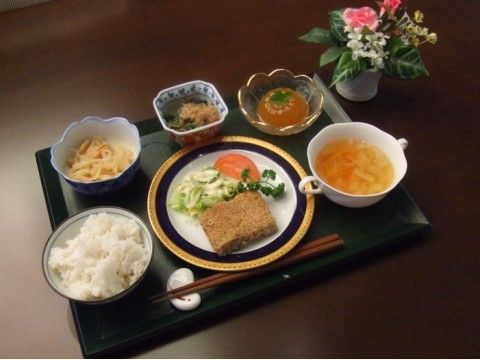 「パレス三萩野（介護付有料老人ホーム）」のお食事。季節ごとのお料理を楽しめる。