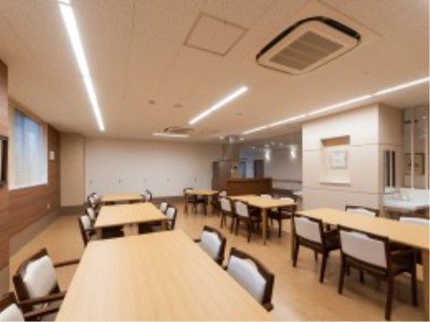 「パレス三萩野（介護付有料老人ホーム）」のリビング。シックで落ち着いた空間。