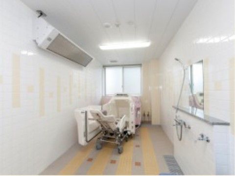 「パレス三萩野（介護付有料老人ホーム）」の介護浴槽。入浴時の介助もきめ細かく行われている。