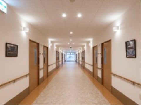 「パレス三萩野（介護付有料老人ホーム）」の廊下。ゆとりあるスペースを確保している。