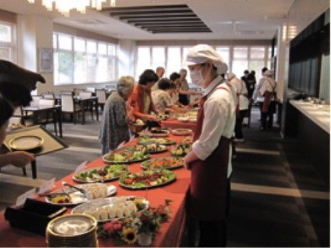 「パレス八幡」のお食事。バイキング形式のお食事も楽しめる。