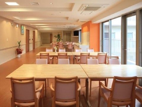 椅子とテーブルが設置されている共有スペース
