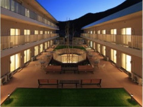 夜でも明るい中庭