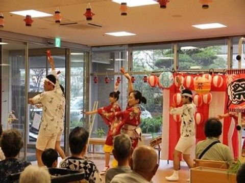 出し物をしている演者