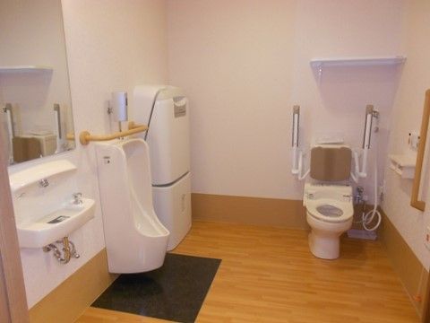 広い多目的トイレ内には、洋式トイレのほかに、男性用トイレ、おむつ替え用のベビーシート、手洗いシンクが設置されている。