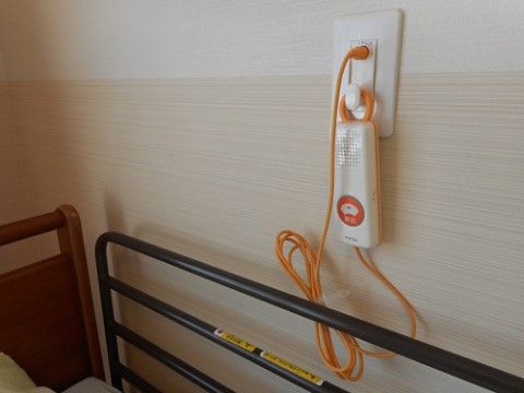 ベッドサイドの壁に緊急時や用事の際に連絡ができるナースコールが設置してある。コードが長いので横になったままでも利用できる。
