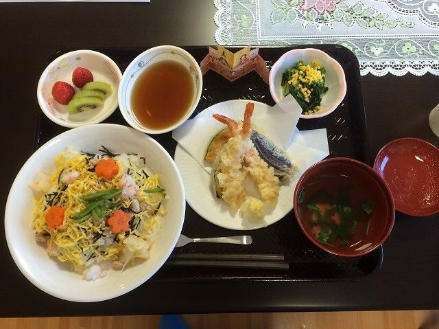 イチゴとキウイフルーツのデザートが付いたちらし寿司と天ぷらの盛り合わせのセット