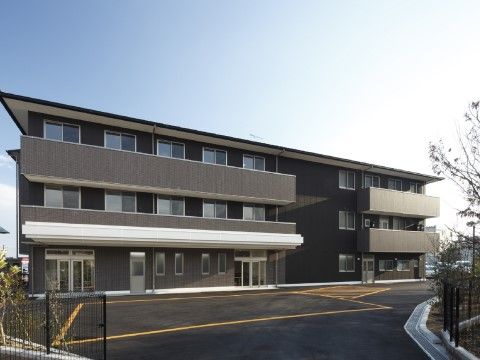 道路が設置されている介護施設の外観