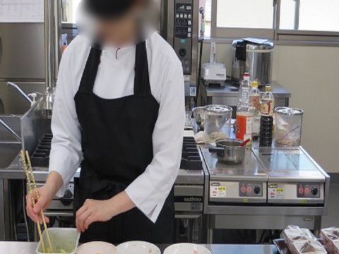 調理している介護スタッフ