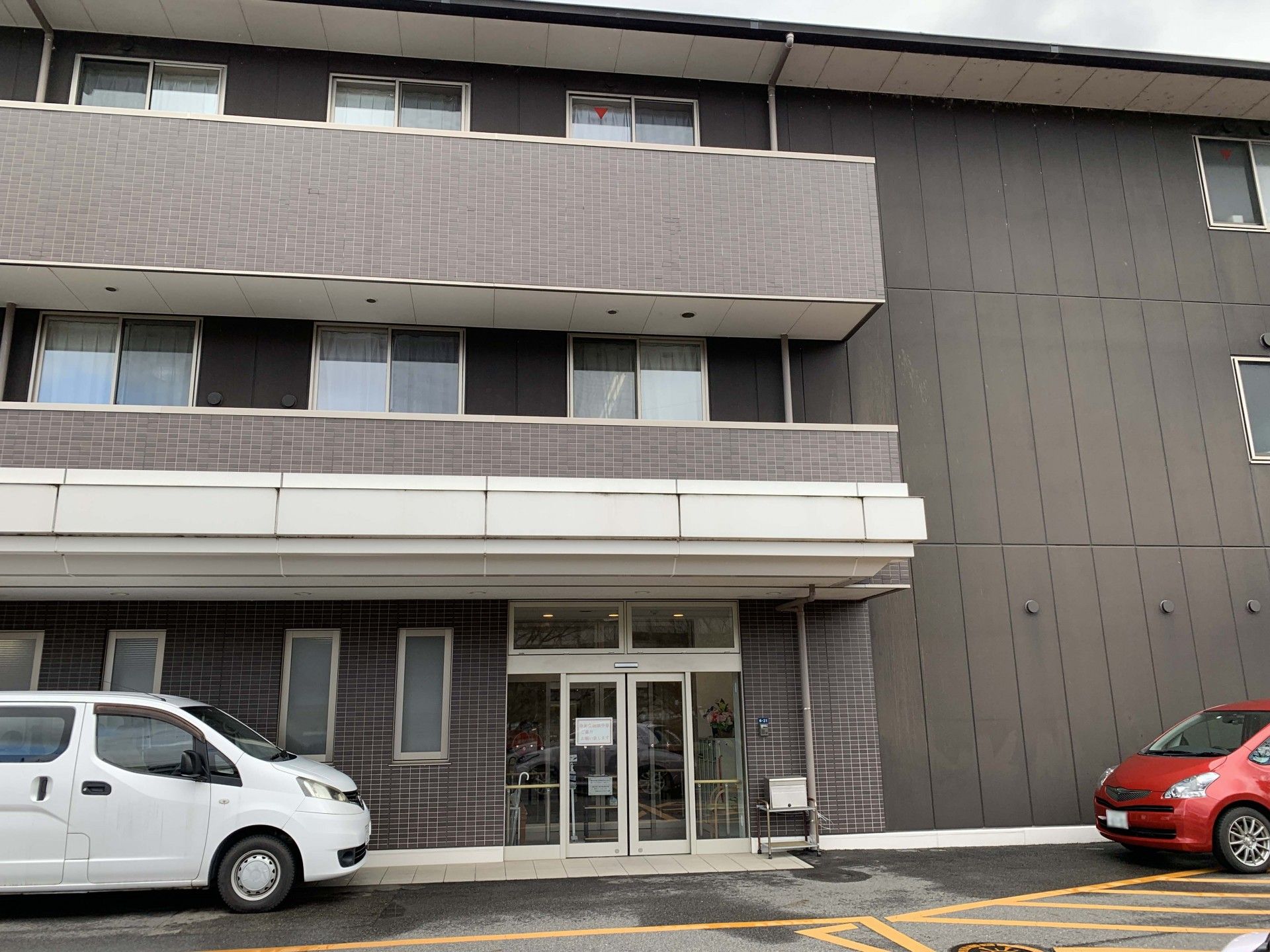 モダンな建物のエントランス