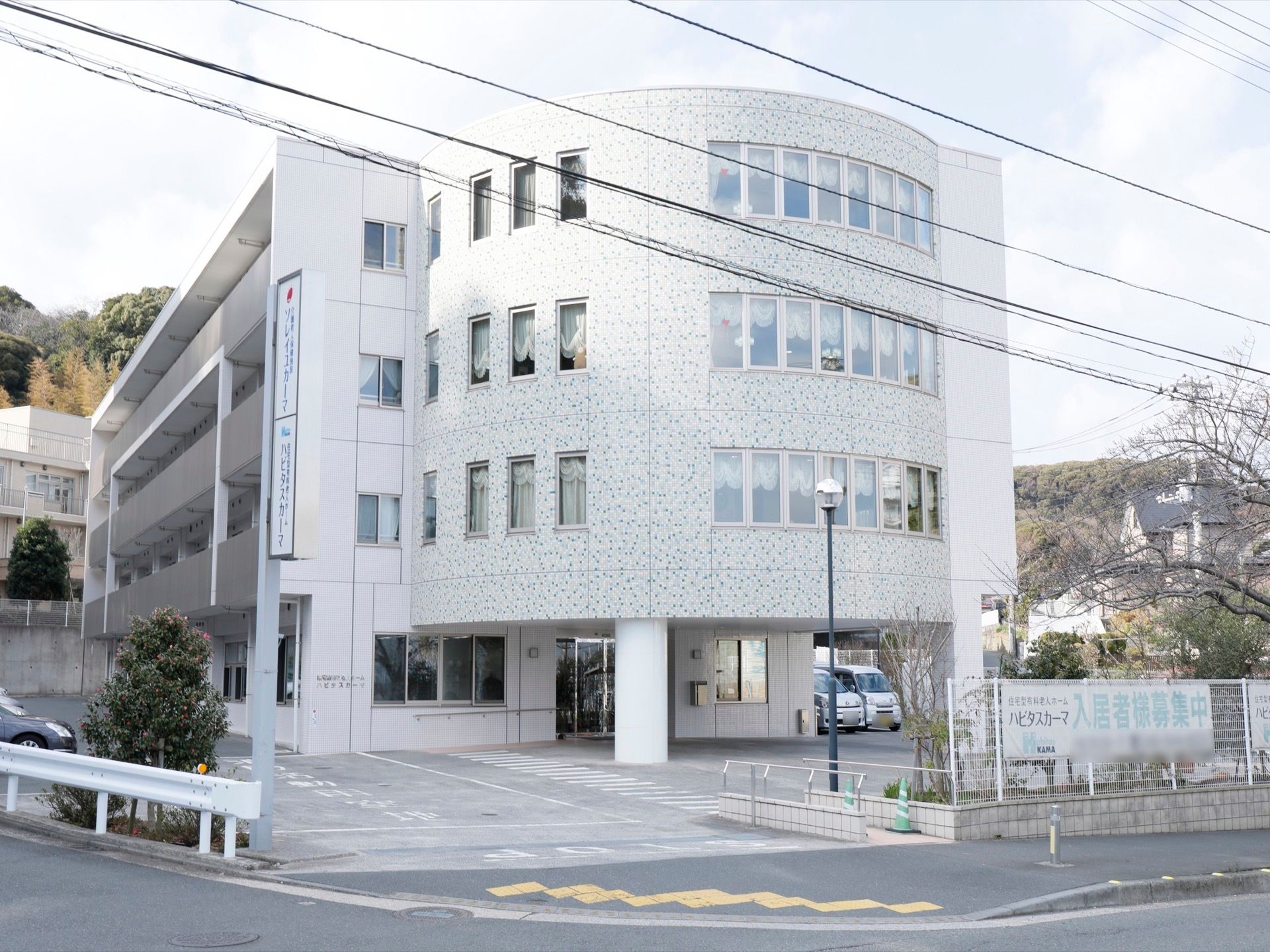 グレーが基調となった4階建ての建物になっている。窓が多いので、施設内にたくさんの陽射しが差し込み、明るくなっている。