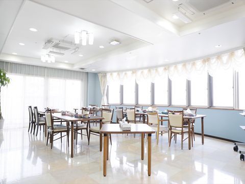 二人がけと四人がけのテーブルが複数ある、ホテルのような雰囲気の食堂