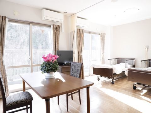 ご夫婦などで過ごすことができる2人部屋を用意している。ベッドを2台設置し、食事などを楽しめるダイニングテーブルが設置されている。