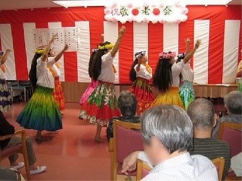 敬老の日にハワイアンダンスを鑑賞する複数のご利用者様