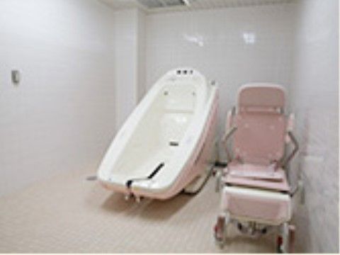 体に不具合がある入居者様も快適に入浴することができる設備が備わっている。浴室専用の車椅子も置かれている。