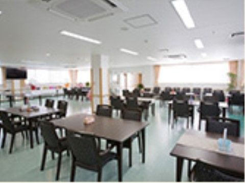 窓が大きく、開放的な食堂である。シックなテーブルと椅子が使われており、全体的に落ち着いた雰囲気である。