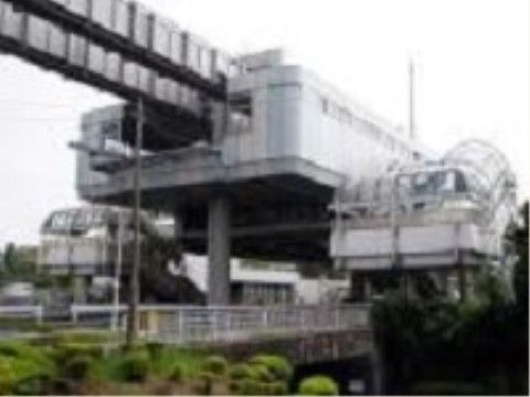 施設から徒歩13分の場所に最寄駅があるので、電車と徒歩で来訪できる。モノレールが乗り入れており、周辺には緑が広がっている。