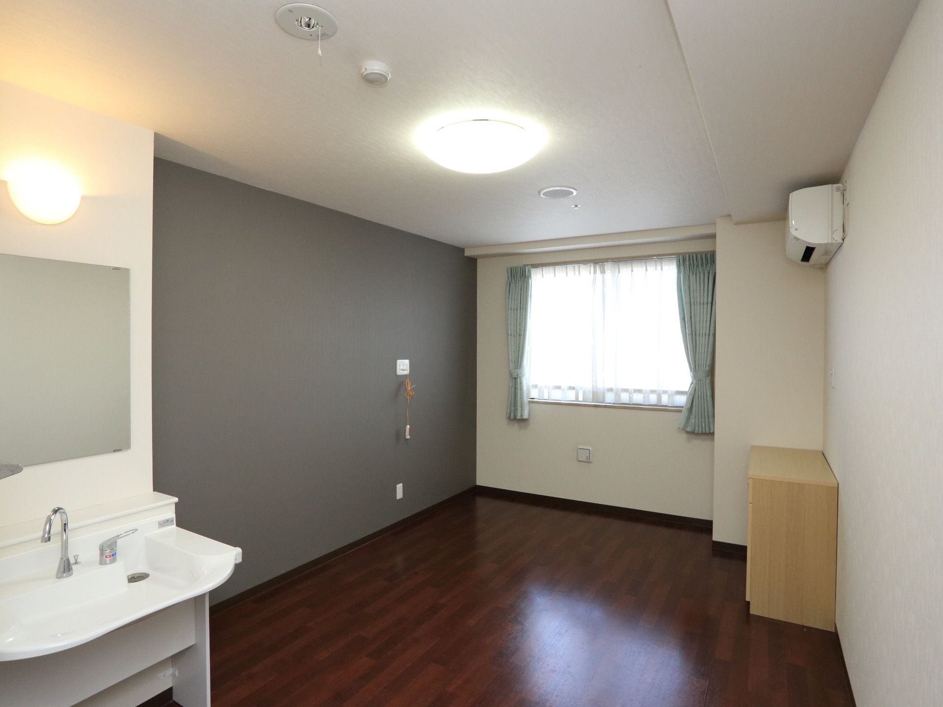 落ち着いた配色のアクセントクロスを張ることで、お洒落な空間を演出している。ナースコールがあり、安心して過ごすことができる。