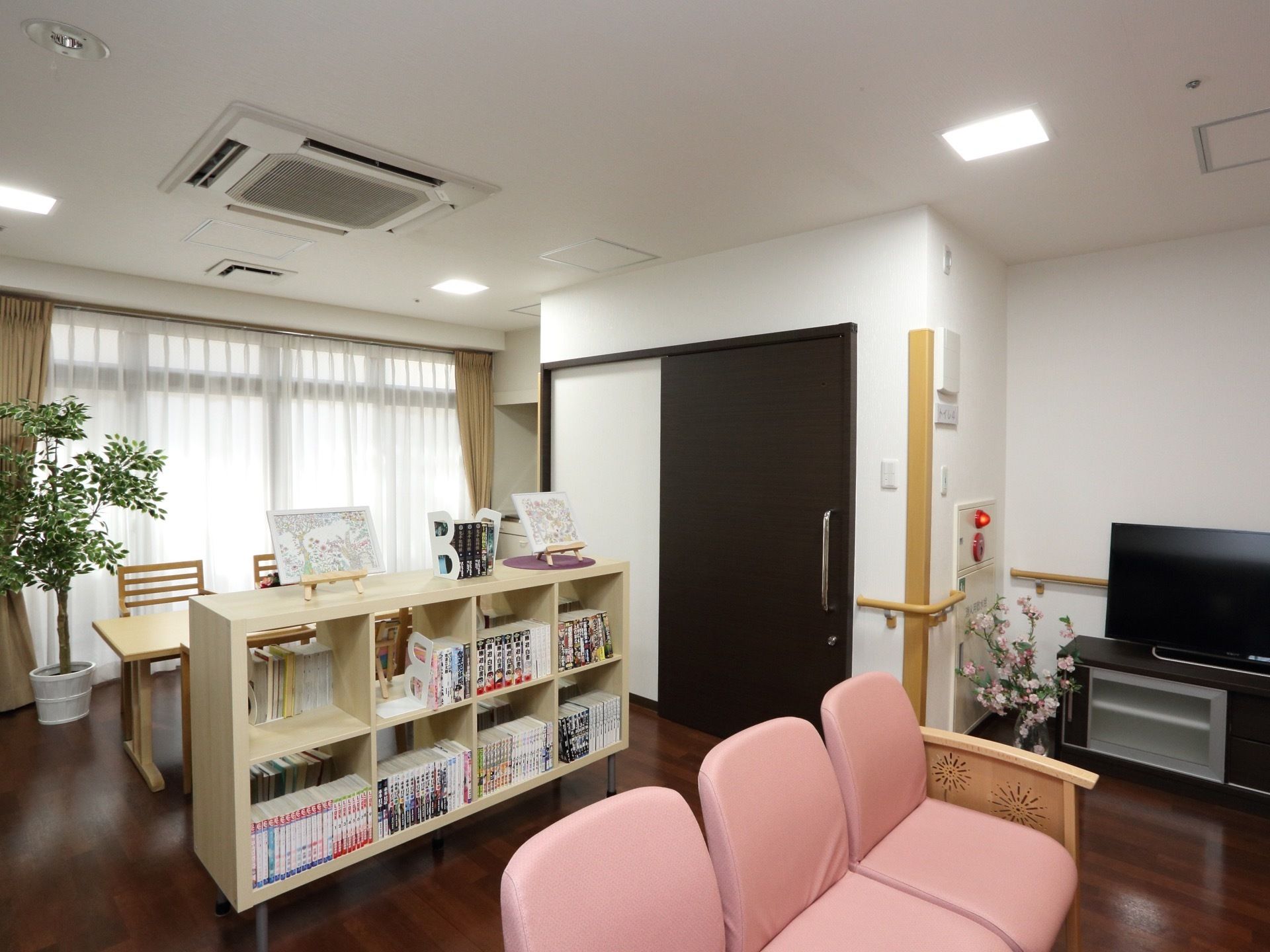 書籍棚やテレビを備え付け、ソファー席やテーブル席がある共有スペースである。読書やテレビ観賞などを楽しみながら寛げる部屋である。