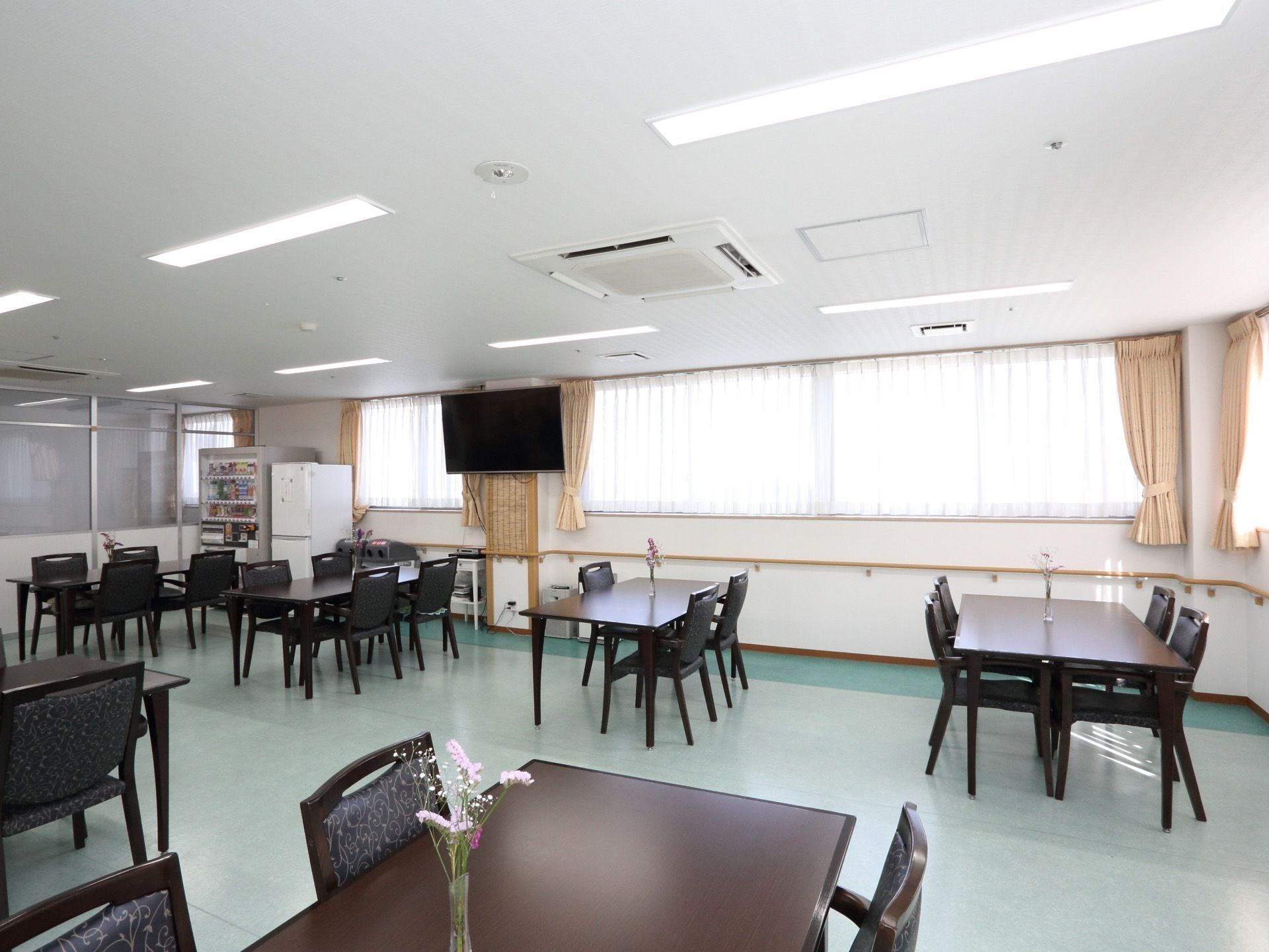 壁一面が腰高窓になっており、明るく開放的な食堂である。落ち着いた色のダイニングセットがおかれ、ゆったりと食事を楽しむことができる。
