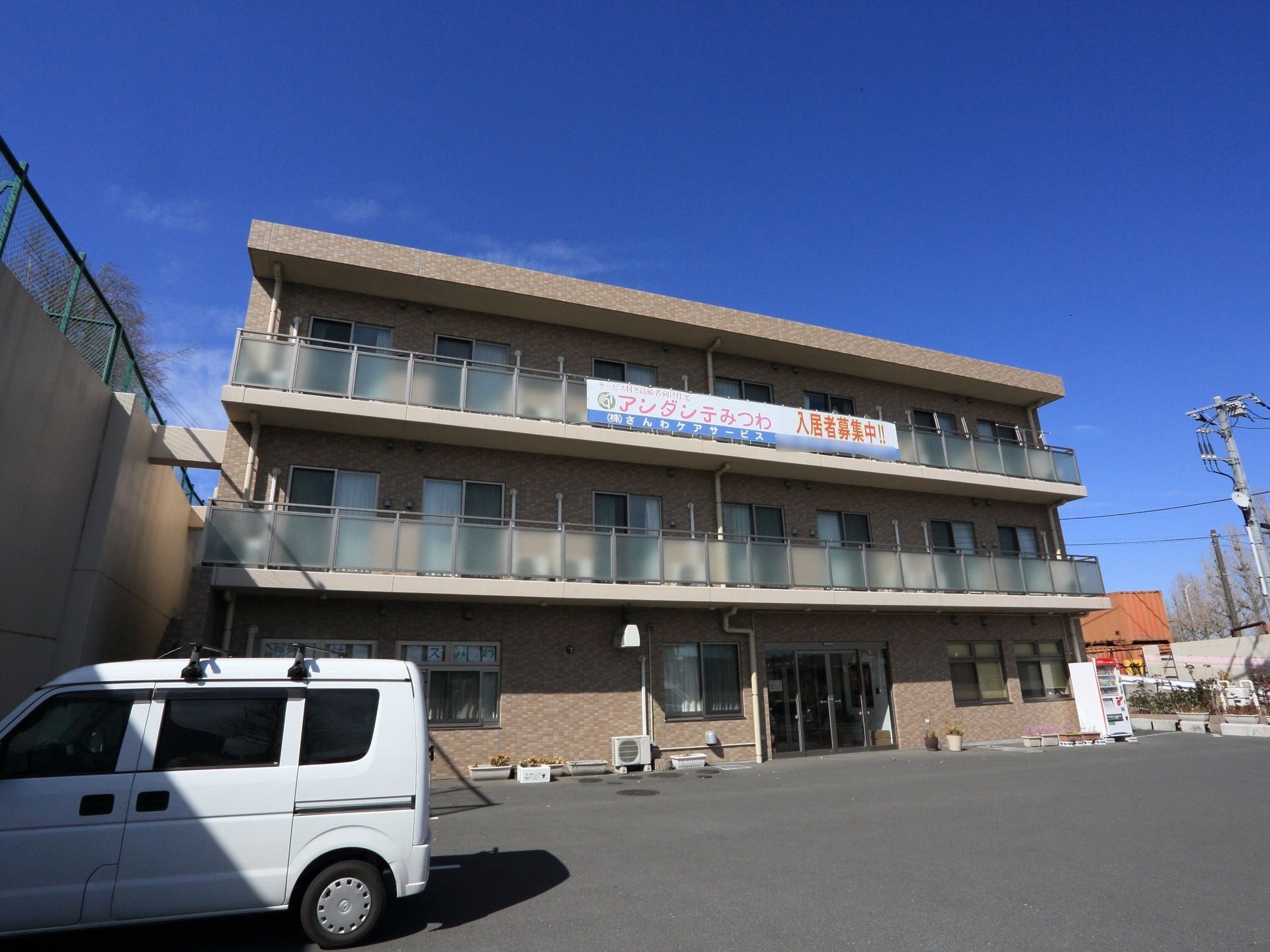 施設の駐車スペースは訪問時に利用でき、便利である。閑静な場所に立地し、穏やかな生活を送ることができる。