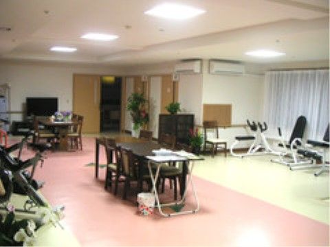 各種運動器具や、テーブルとテレビなどの休憩スペースが設けられたジム