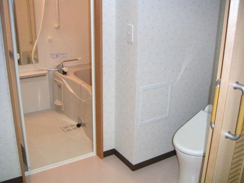 段差を少なくしたり、手すりを取り付けた浴室とお手洗い