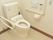 トイレは温水便座のウォッシュレット完備で、水洗もボタンで行える。緊急時の呼び出しボタンも設置されている。