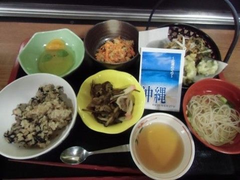 「ケアホームあいあい府中駅西」のお食事。複数の品が付いており、満腹を得られる。