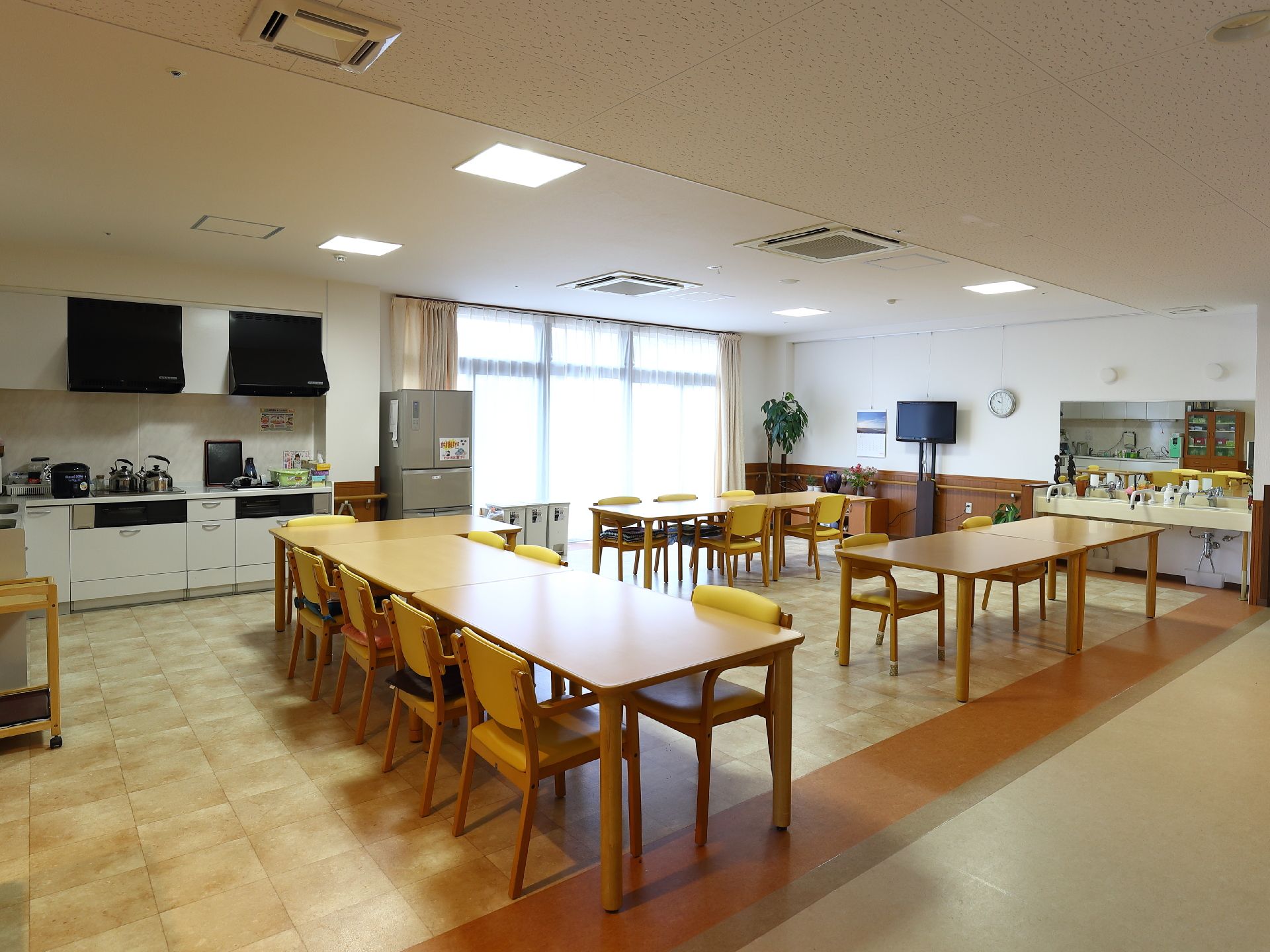 ダイニングは広く、20人以上は座れるようになっている。キッチン部分には、コンロが2つ設置されている。