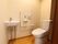 個室の内部に備わっているトイレには、そばに小さな洗面台がありすぐに手が洗える。壁面には手すり、呼び出しボタンが設置してある。
