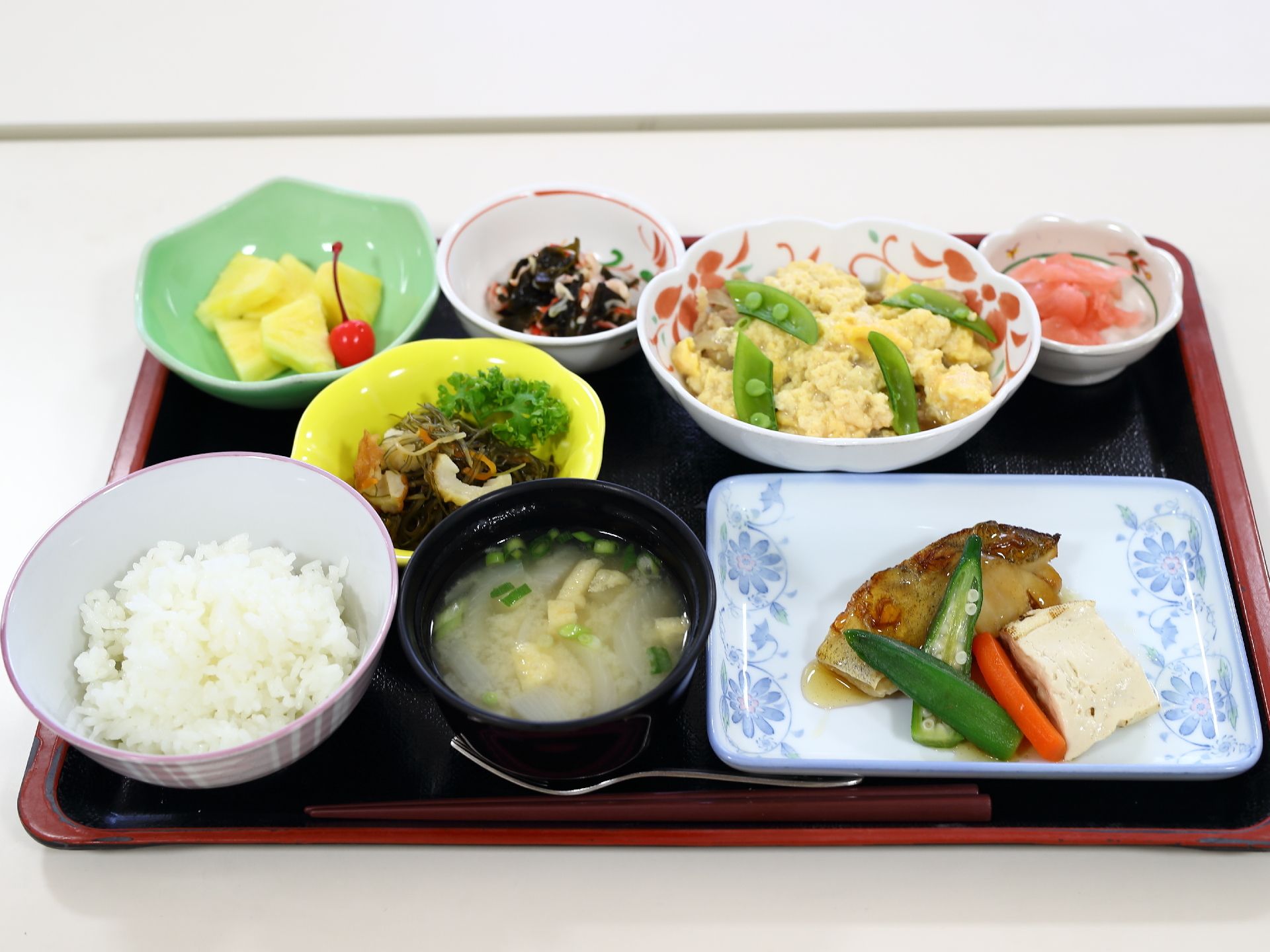 食事内容は、白米に、魚の煮つけ、小鉢三品、みそ汁など、栄養バランスが考えられた和食の献立になっている。