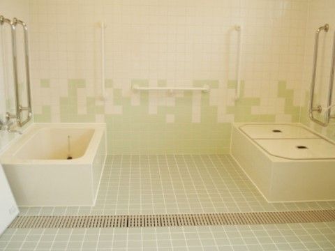 「ゴールドエイジフォーリア」の浴室。手すりをつけて安全に気を配っている。