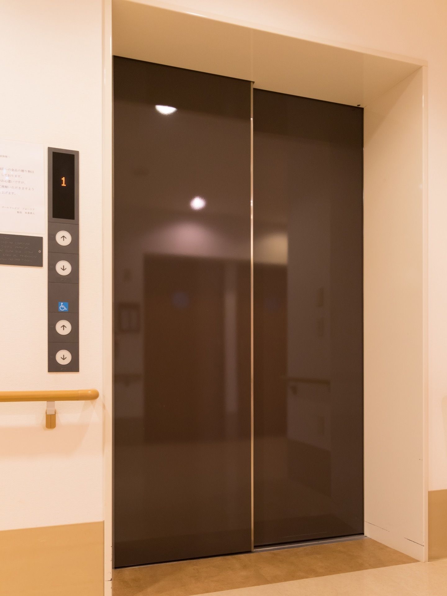 施設内には1基エレベーターと設置している。階段が不安な方や車椅子の方も安全にストレスなく移動することができる。