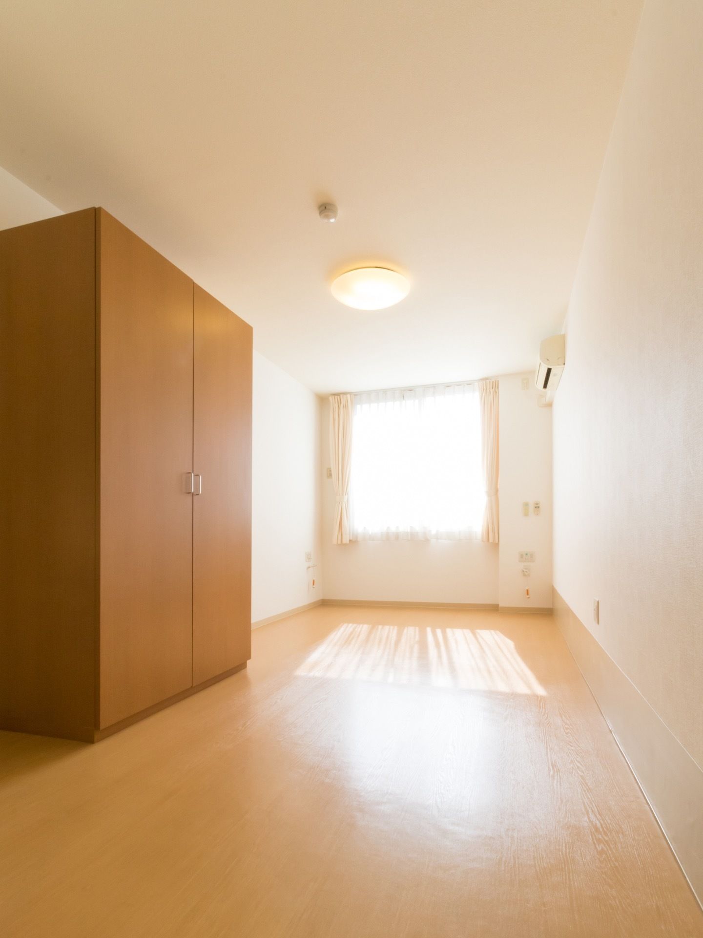 各居室にはエアコンが設置されている。部屋ごとに温度の変更できるので、入居者様は快適に過ごすことができる。