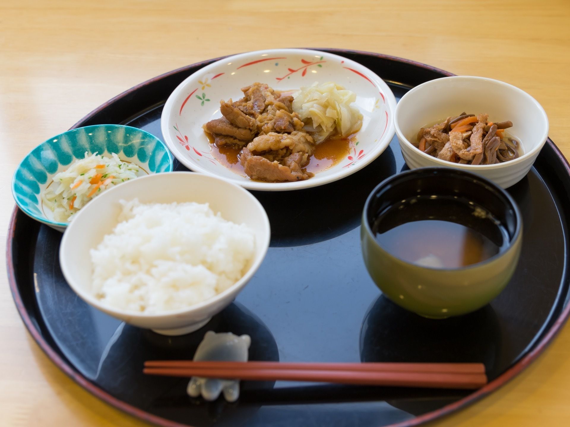 施設で提供されるお食事の写真。この日のメインは生姜焼き。彩も豊かで、バランスを考えたメニューになっている。