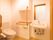 トイレは車椅子でも使いやすいように広い空間が確保されている。個室内に洋式トイレと手洗いが設置されている。
