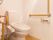 トイレは高齢者でも使いやすい洋式トイレが設置され、温水洗浄暖房便座が付いている。周囲には複数の手すりや呼び出しボタンが設置されている。