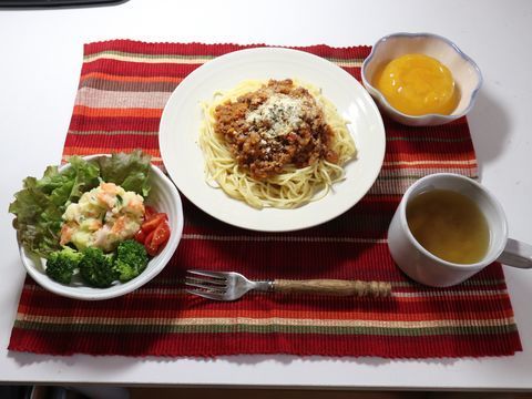 この日のメインは、ミートソーススパゲティ。彩豊かなサラダやデザート、スープもあり、栄養のバランスも考えられている。
