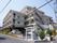 閑静な住宅街に建てられている施設の外観。陽当たりがよく、明るい雰囲気がある。敷地内には鳥居が立てられており、癒しの場所となっている。
