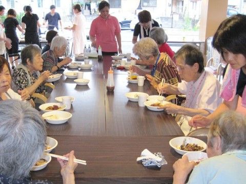 手すりのついたベッドやテーブルセットが準備されている居室